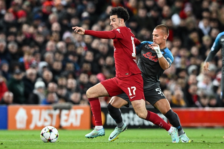 瓊斯是第二位在歐冠點球大戰(zhàn)罰丟點球的英格蘭球員，首位是特里