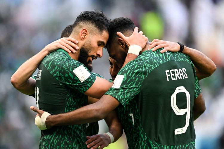 沙特媒體：沙特隊前往比賽場進(jìn)行踩場訓(xùn)練，卡努缺席&接受治療