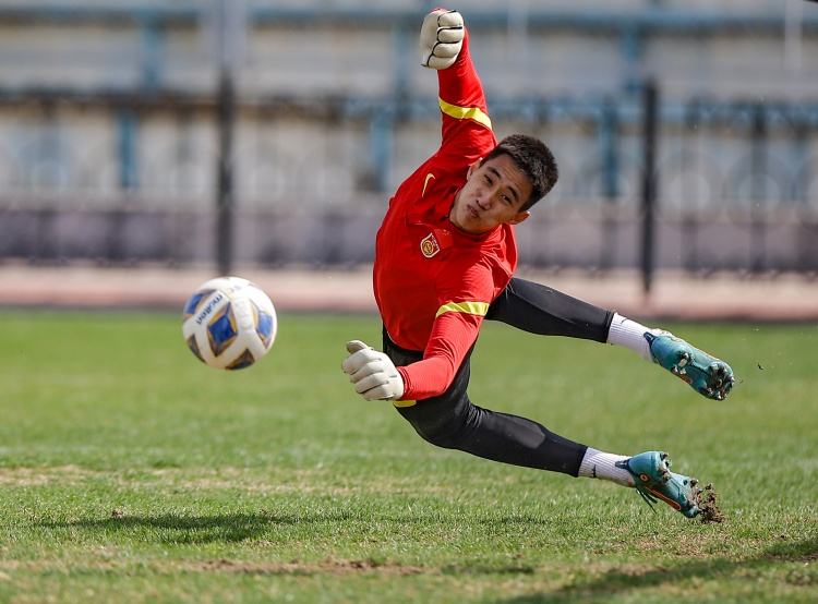 替補(bǔ)出戰(zhàn)完成多次撲救！媒體人：于金永很穩(wěn)，未來可以多用用