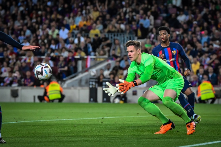 每體：特爾施特根有望四月復(fù)出，他有可能出戰(zhàn)歐冠1/4決賽