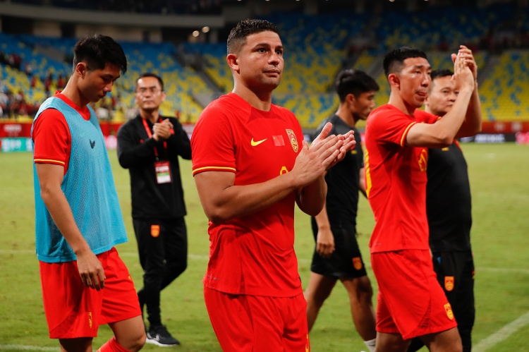 足球報(bào)：第一代非血緣歸化國(guó)腳退出歷史舞臺(tái)，代價(jià)巨大收效甚微