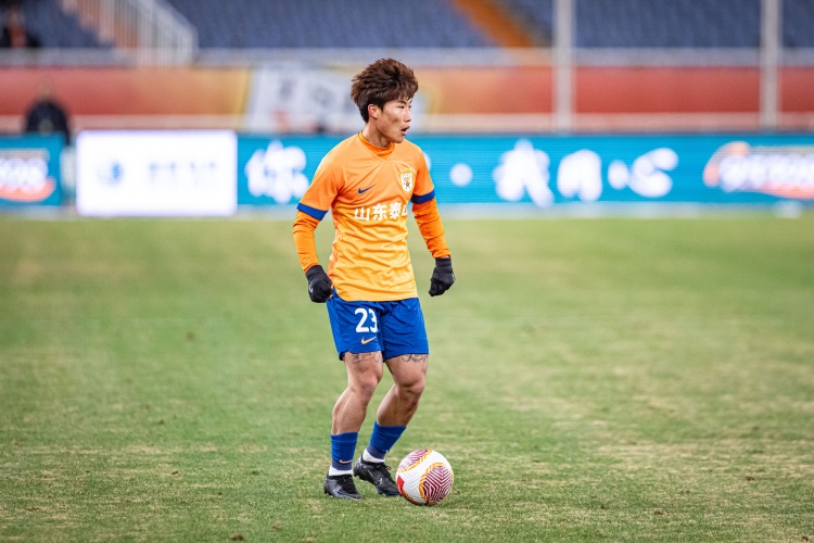 記者：泰山隊(duì)賽前，崔康熙和謝文能出席發(fā)布會(huì)