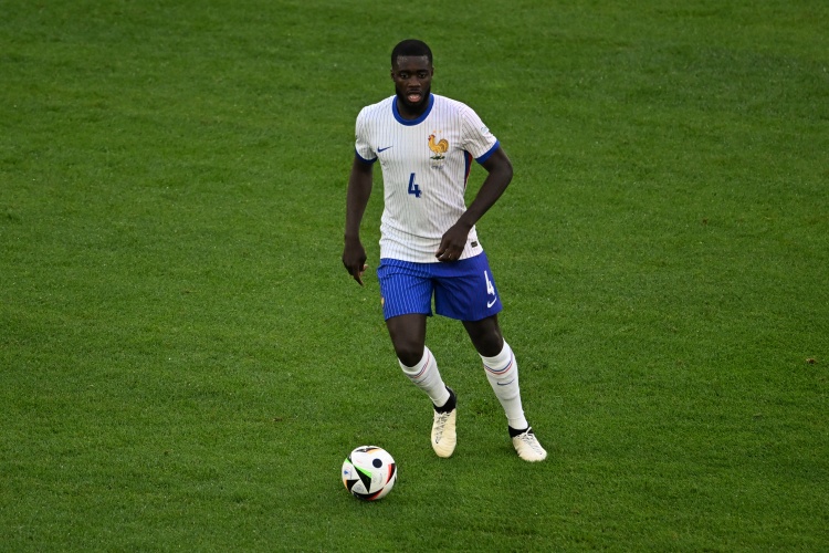 雙重打擊！官方：于帕梅卡諾左膝有關節(jié)內游離體，將傷缺數周