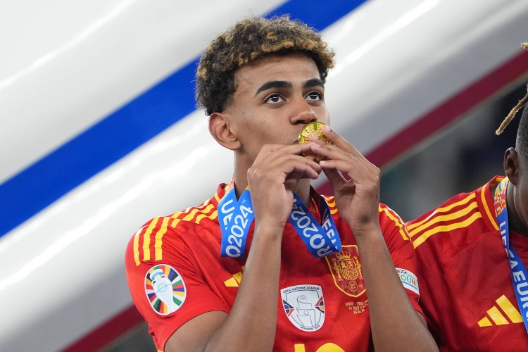 大腿！亞馬爾在德拉富恩特麾下直接參與12球，同期西班牙隊(duì)內(nèi)最多