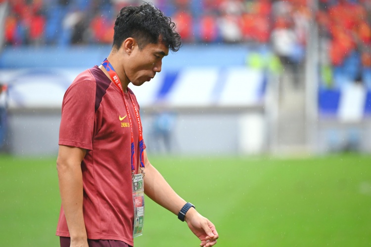 滬媒：?jiǎn)魏笱寚?guó)足防守承受更大壓力，若鄭智沒(méi)退役或能勝任