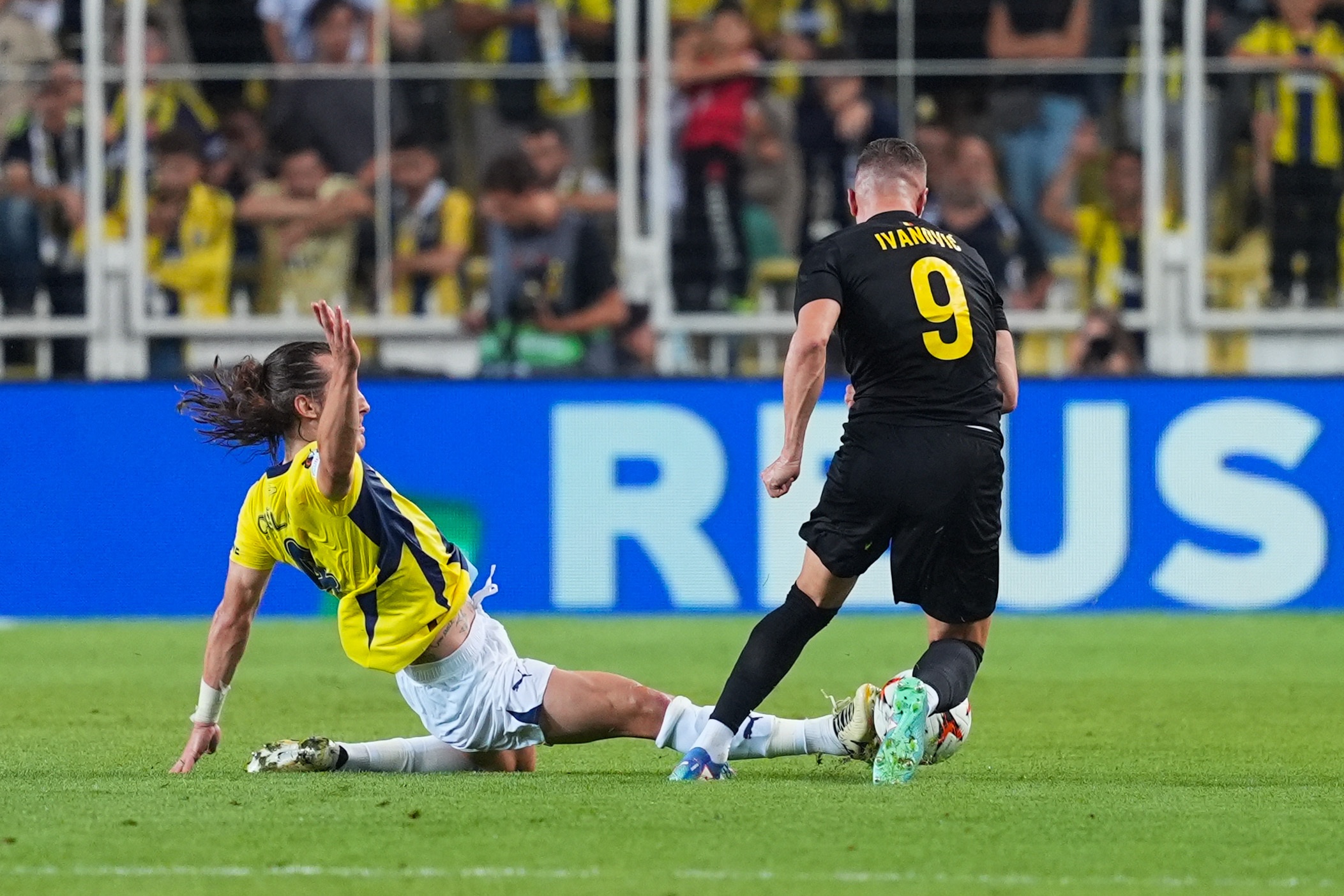 費(fèi)內(nèi)巴切官方：后衛(wèi)瑟云聚背部肌肉嚴(yán)重水腫和出血，已開始治療