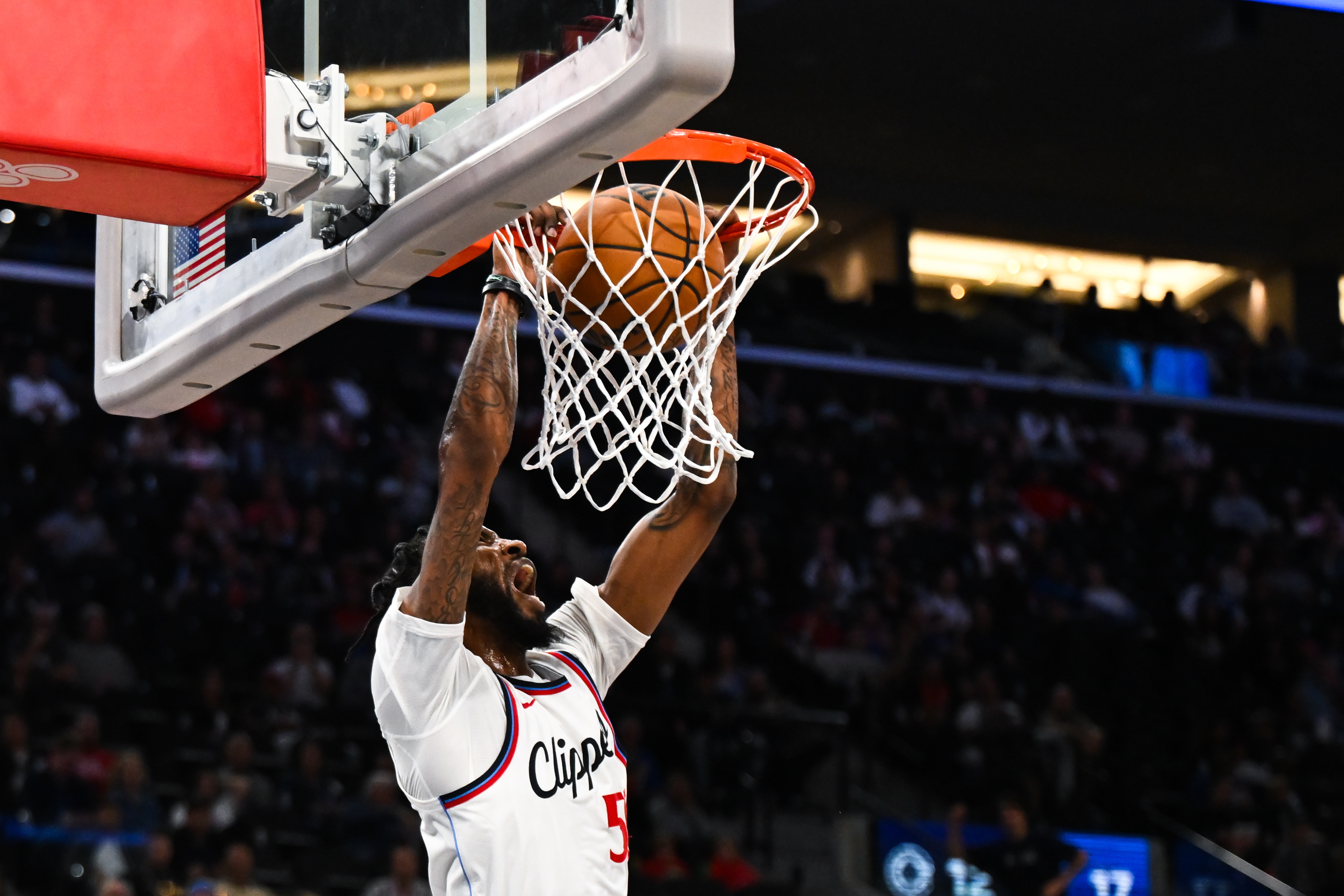 攻守兼?zhèn)洌⌒〉吕锟?瓊斯8中5拿到12分6板 正負(fù)值+24最高