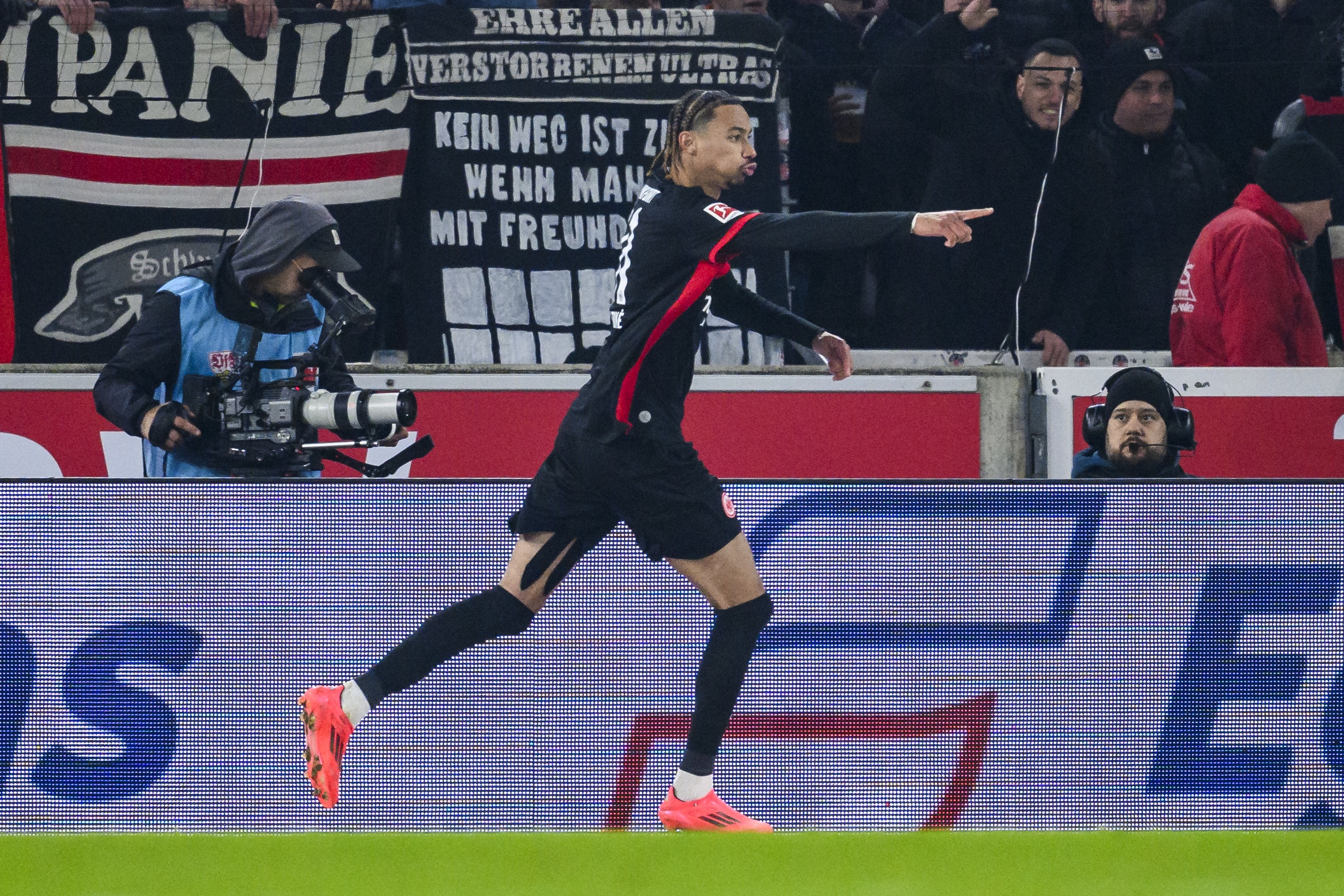 記者：曼聯(lián)正認(rèn)真考慮簽?；倏?，法蘭克福要價8000萬歐