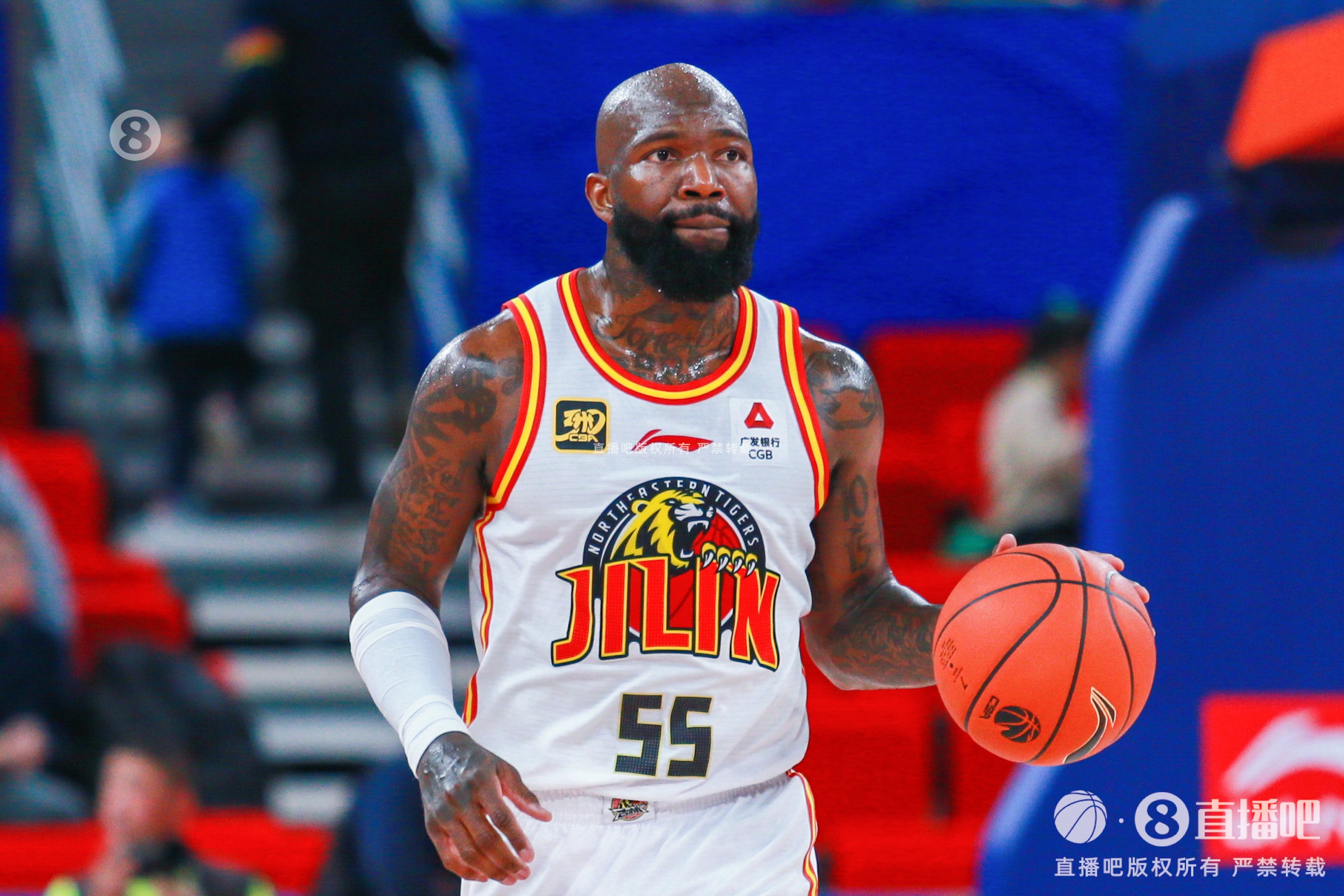 就靠你了！多米尼克-瓊斯半場(chǎng)16中6轟兩隊(duì)最高21分外加8板4助