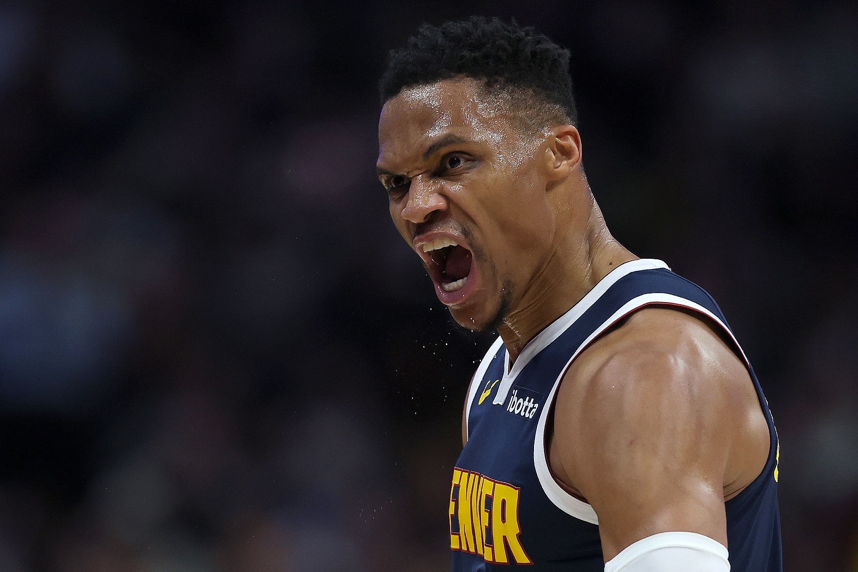 充滿激情！威少戰(zhàn)舊主半場11投3中得到9分6助2斷3失誤 正負(fù)值-7