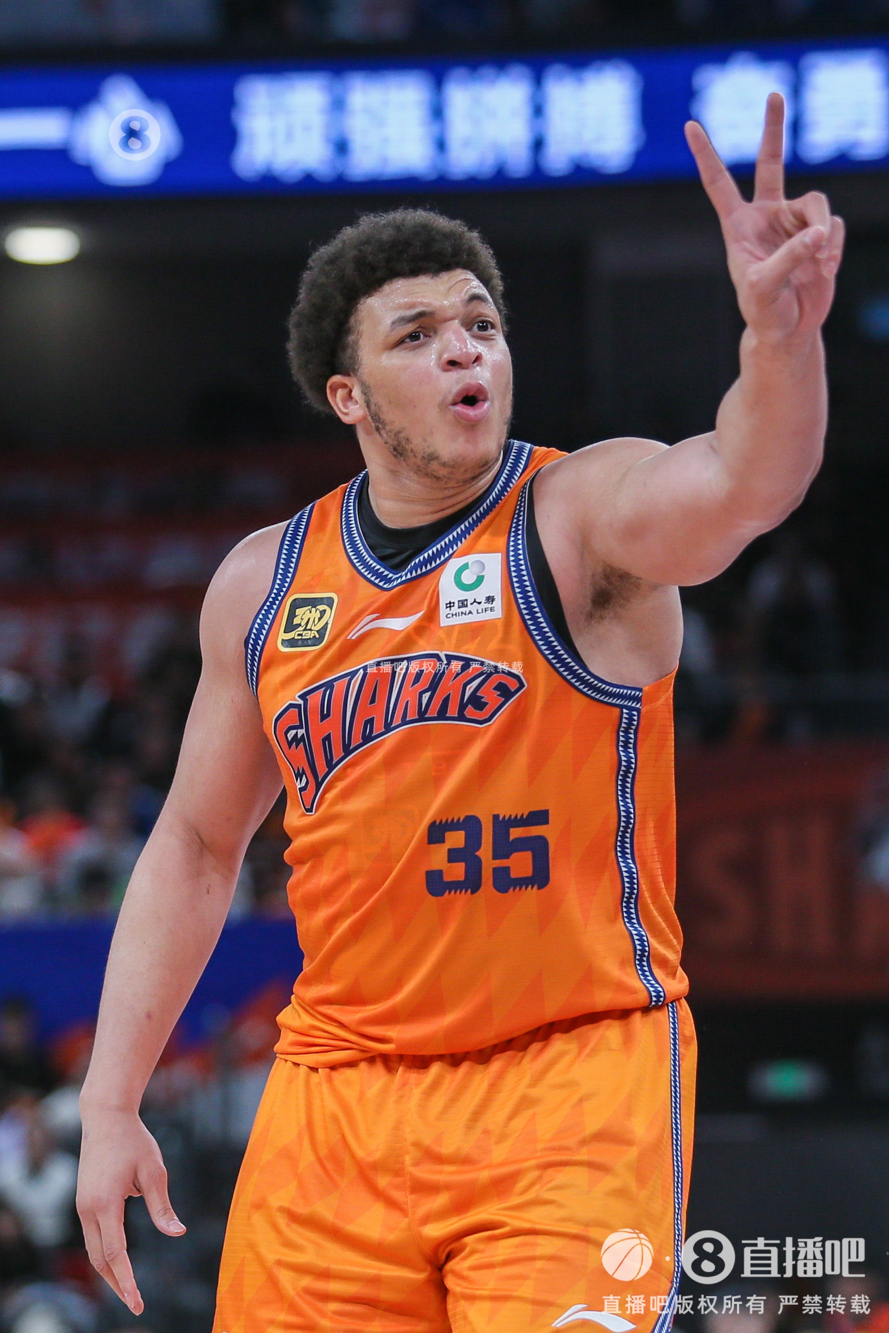 官方：洛夫頓對裁判使用不當(dāng)手勢&發(fā)表不當(dāng)言論合計停賽2場 罰5萬