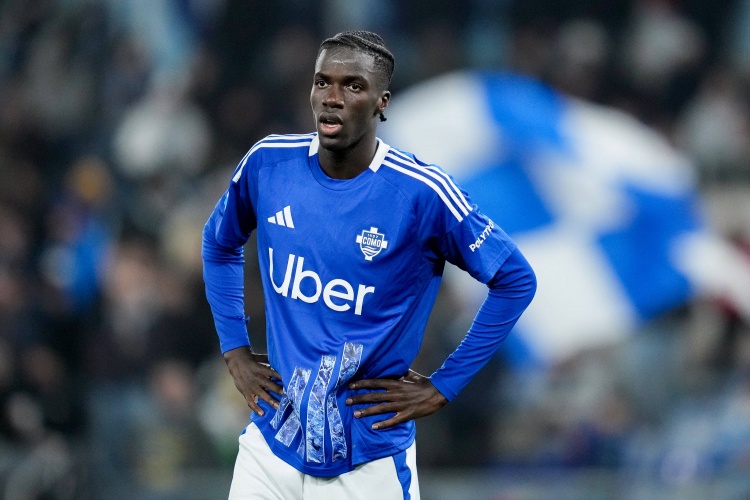 身價(jià)2500萬歐，斯基拉：曼聯(lián)球探現(xiàn)場觀戰(zhàn)考察科莫邊鋒迪奧