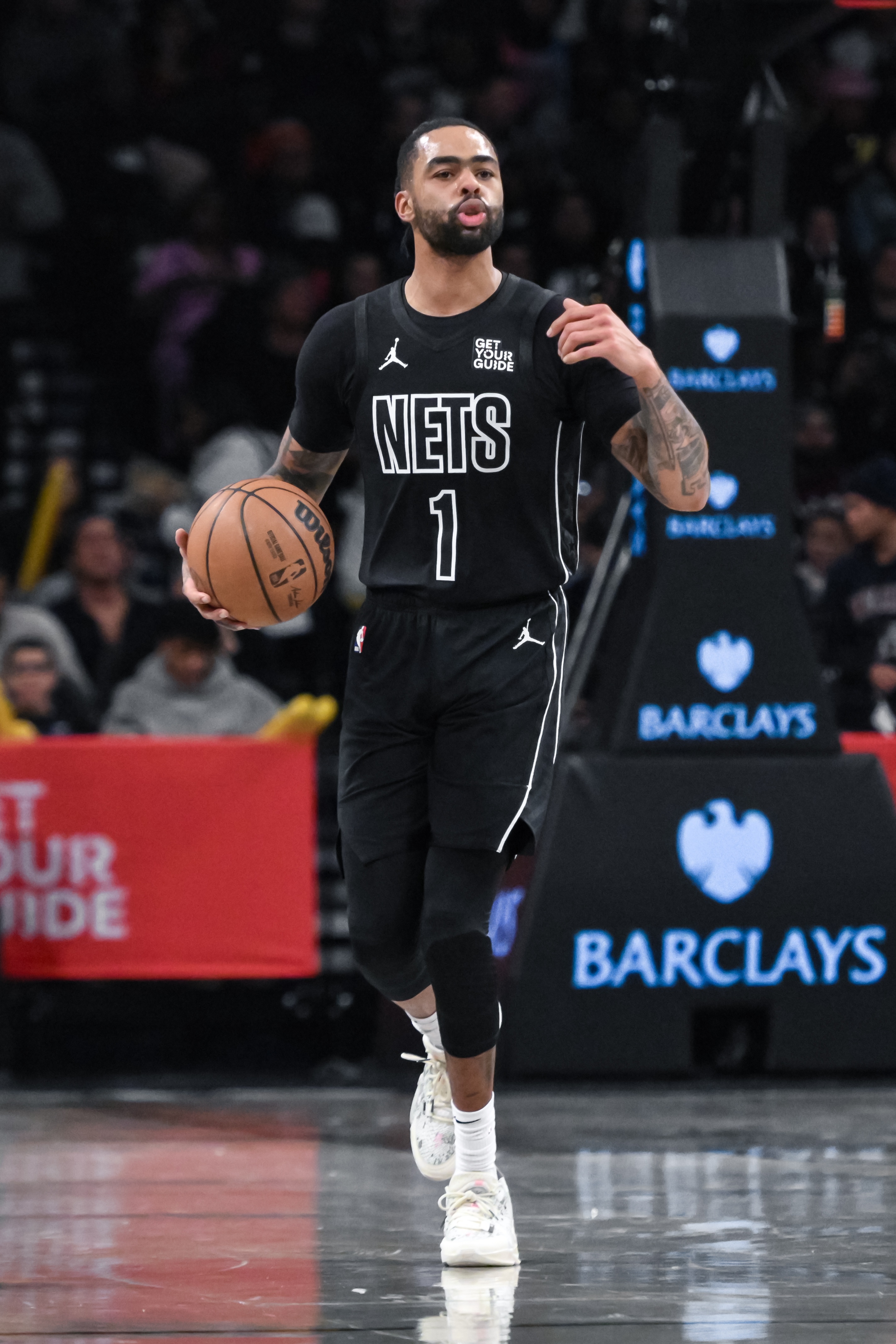 還行！拉塞爾9中2得8分3板7助2斷1帽 最后90秒命中三分挺關(guān)鍵