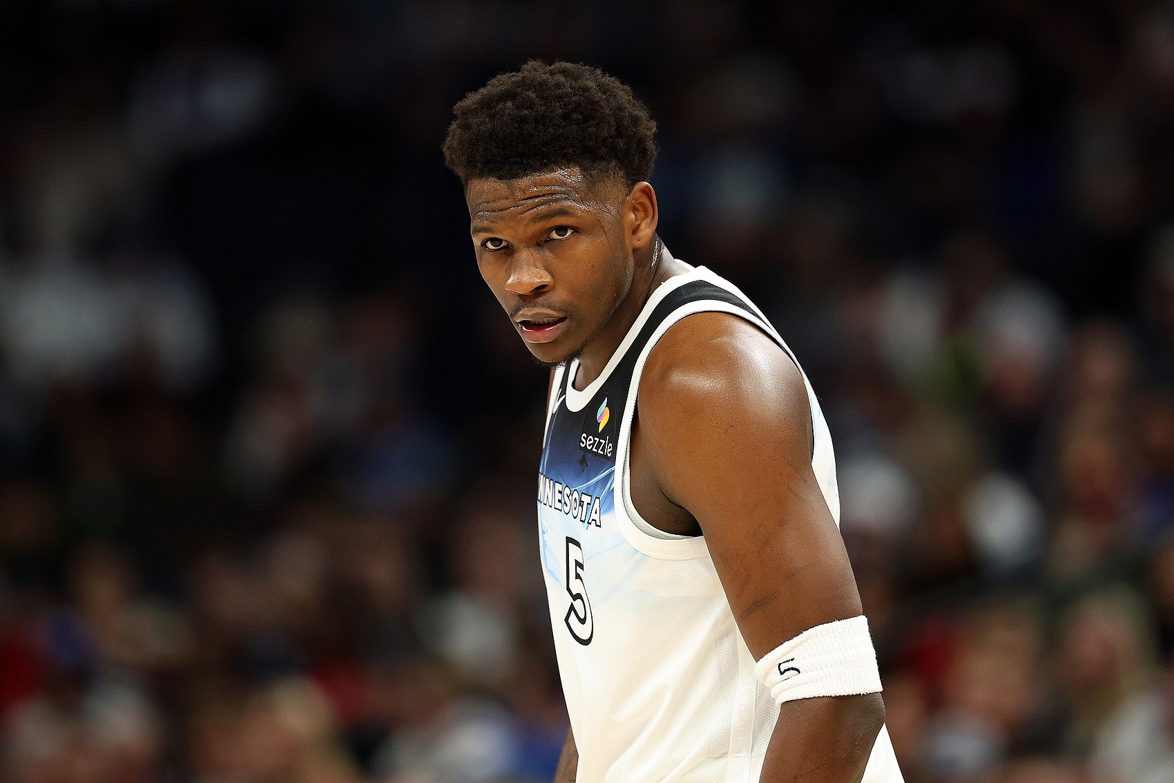 瘋狂被包夾！愛(ài)德華茲半場(chǎng)10中4拿到11分6板3助