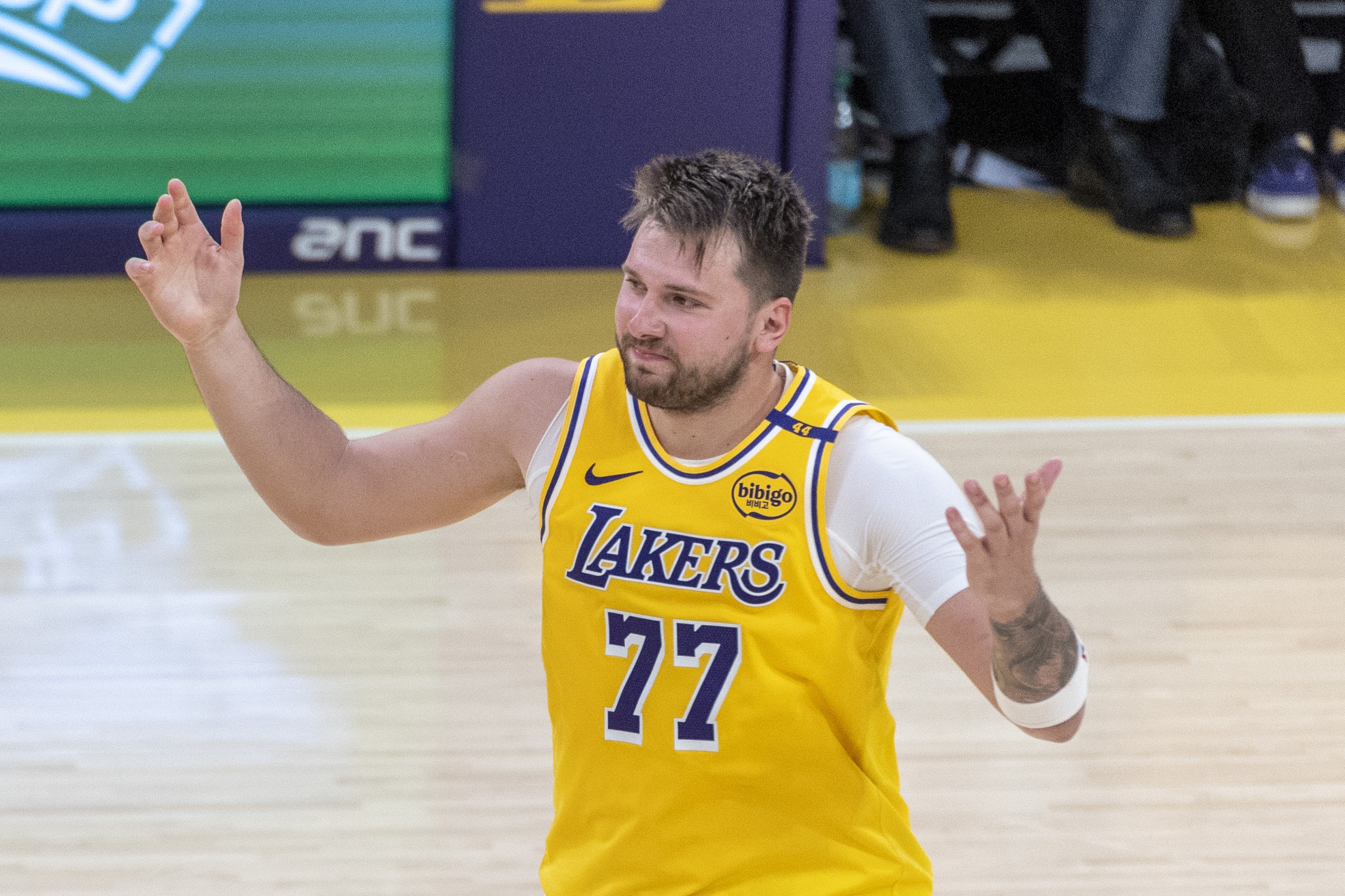 影響力可見一斑！東契奇首節(jié)末下場后湖人被打一波9-3