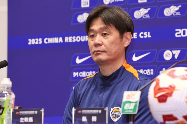 李霄鵬：已經(jīng)被動做兩次換人&只有一次名額，換下兩外援迫不得已