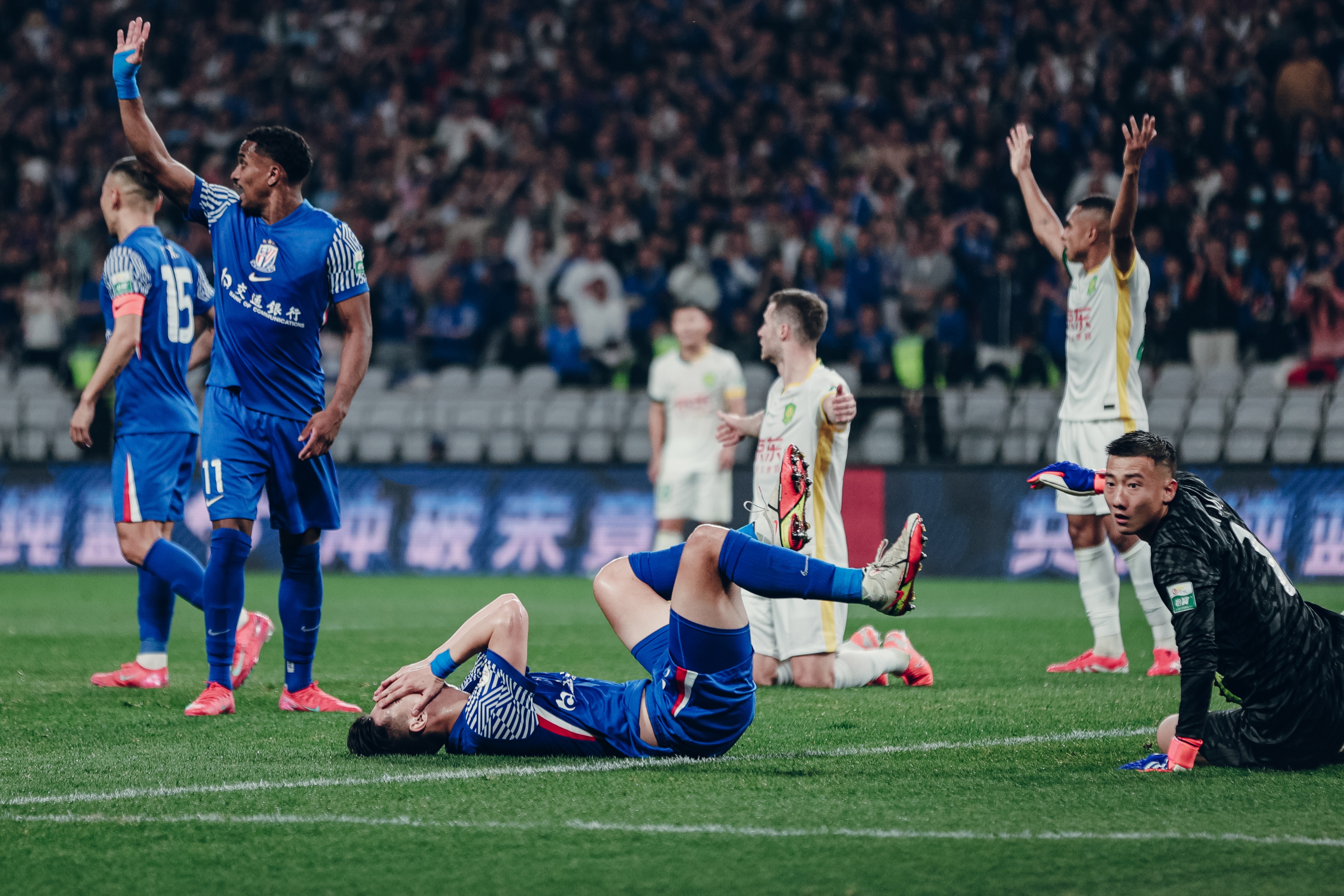 傷病退散！申花連續(xù)三場比賽有球員受傷，傷員構(gòu)成一條中軸線