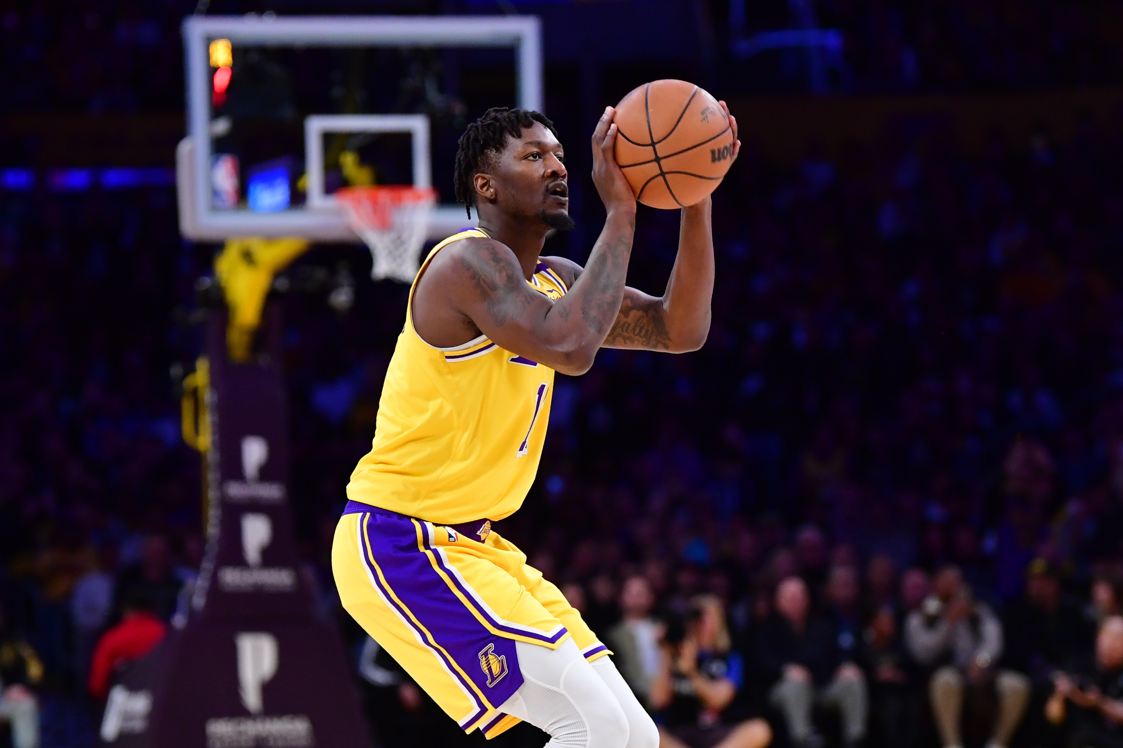 兢兢業(yè)業(yè)！芬尼-史密斯7中4拿到11分3板2斷1帽 三分5中3