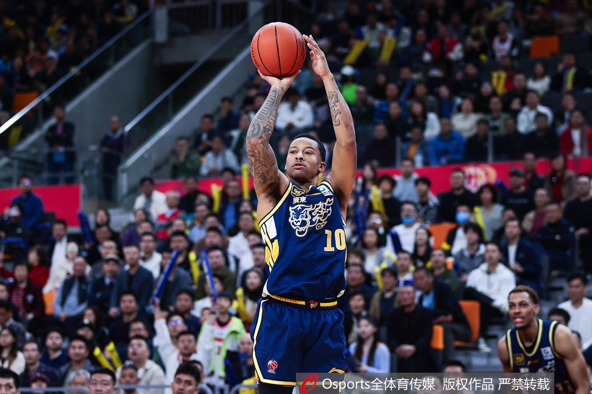 手熱得很！廣東外援伯克半場(chǎng)7中6&罰球3中2拿到14分 另有3板1助