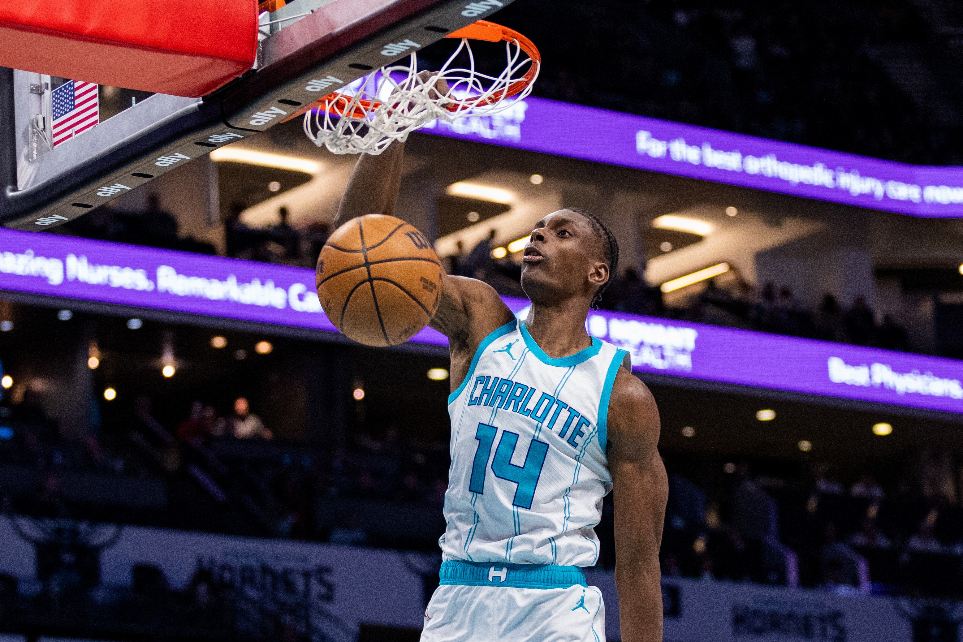 關(guān)鍵補(bǔ)籃！迪亞巴特狂攬10前場(chǎng)板 12中8砍下16分15板2助