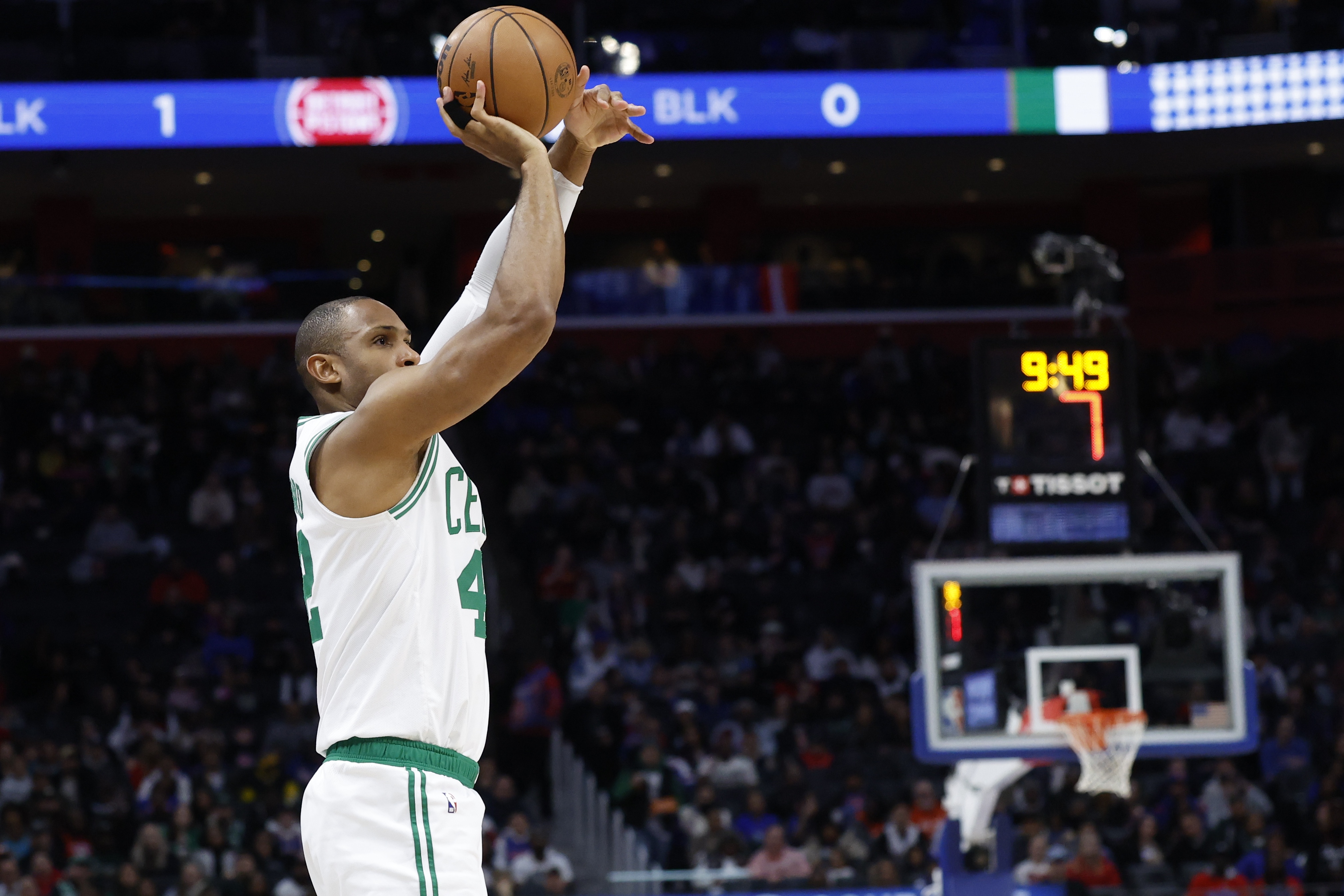 老驥伏櫪！霍福德半場全面又穩(wěn)定 6中3貢獻(xiàn)10分6板4助2帽！