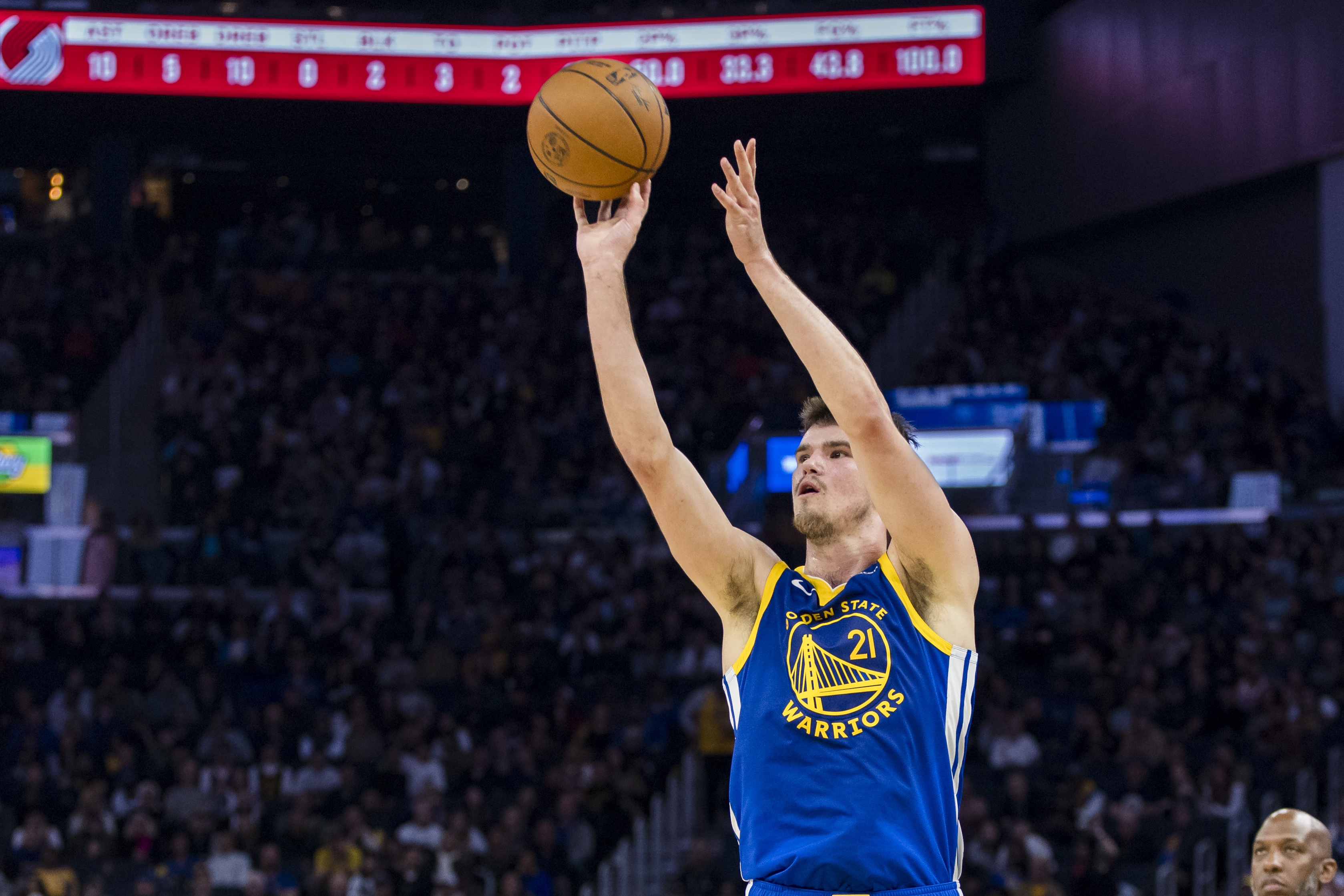 真是個(gè)射手！波斯特半場(chǎng)三分7投4中得12分 沒有兩分球出手