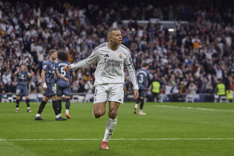 與弗蘭-加西亞配合破門，這是姆巴佩職業(yè)生涯第一次攻入任意球