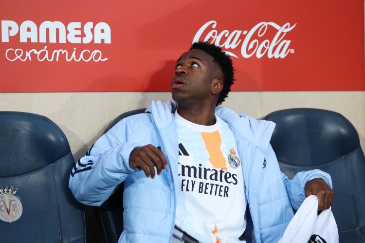 心系老東家！維尼修斯現(xiàn)場見證弗拉門戈奪冠，并在看臺與球迷互動