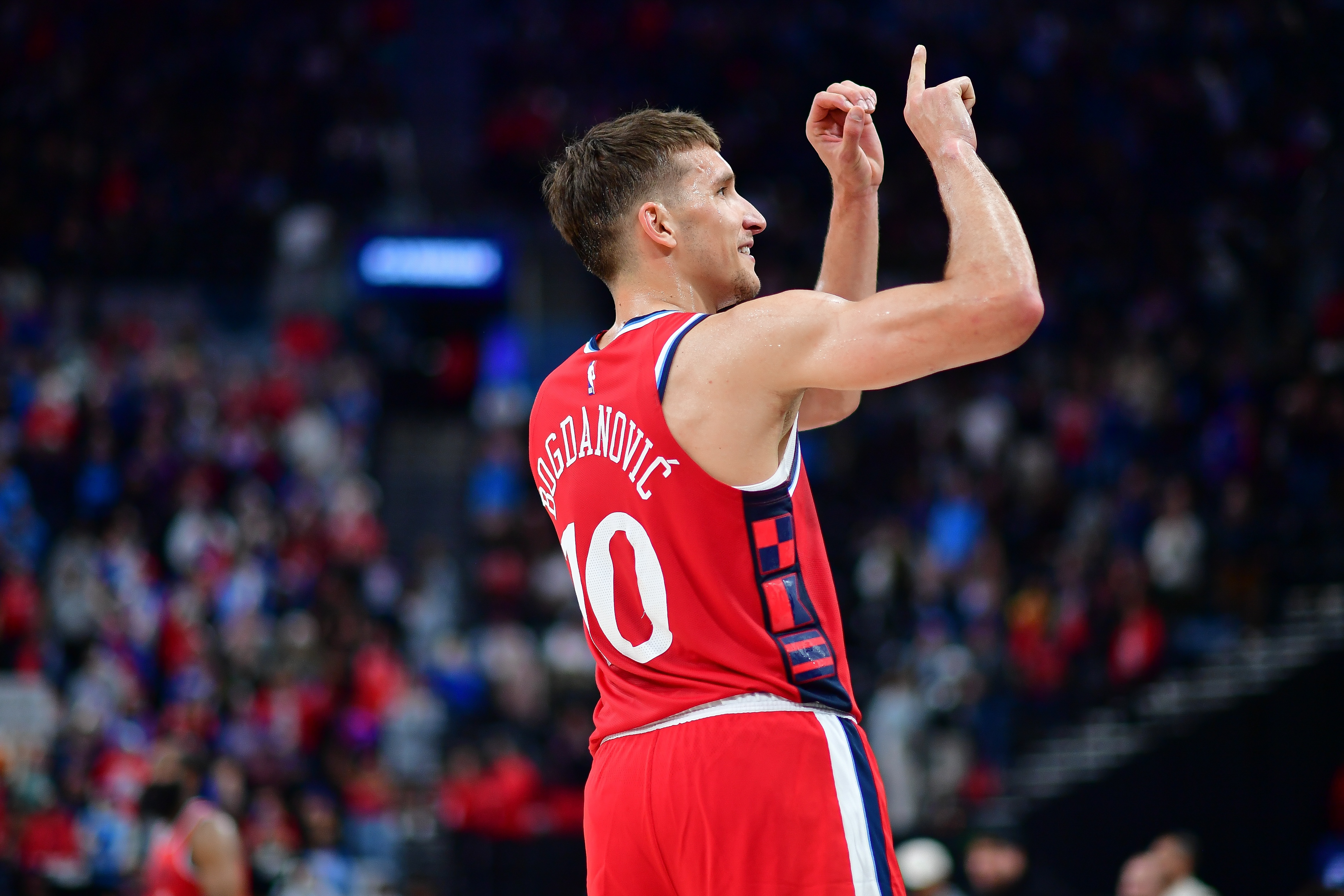 布萊恩-肖：為了限制JJJ在禁區(qū)的活動(dòng) 所以下半場用博格丹首發(fā)