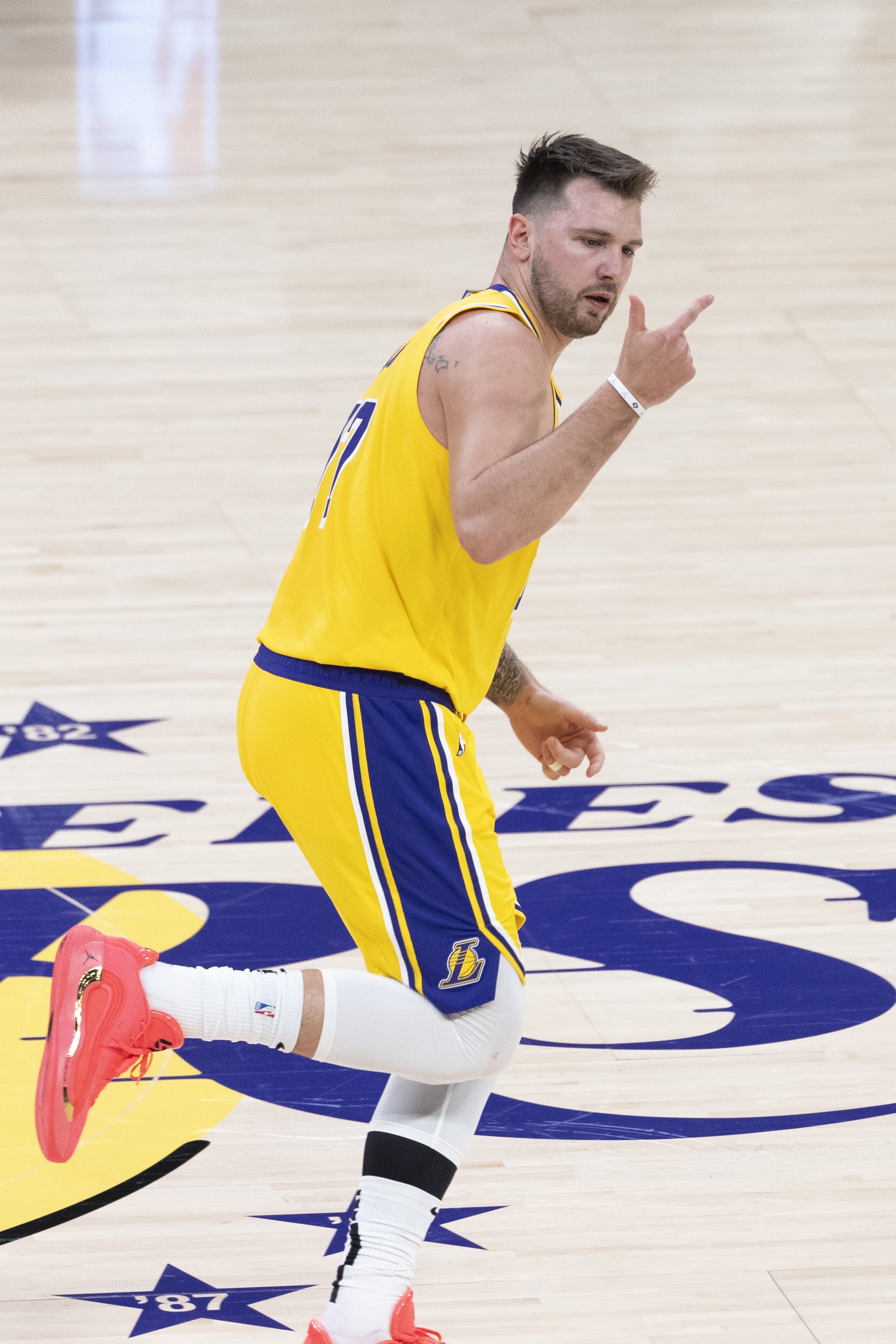 小莫：獨(dú)行俠為何要把盧卡送到一支每賽季和自己交手4次的球隊(duì)？