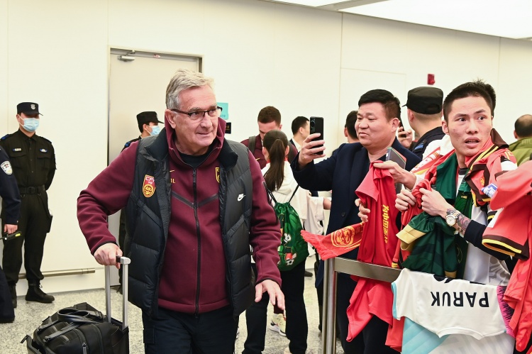 國足助教陳濤：開場就應(yīng)該跟對手磕，踢了5分鐘就感覺在收著踢