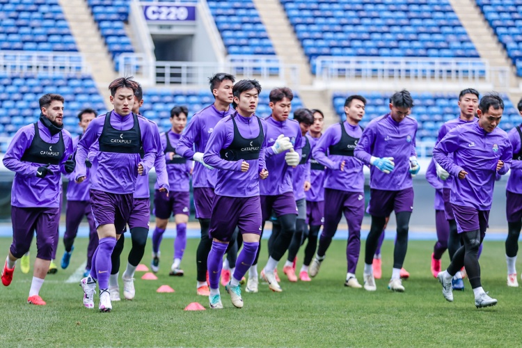 熱身賽天津津門虎4-1大連英博，比賽共分為三節(jié)進行