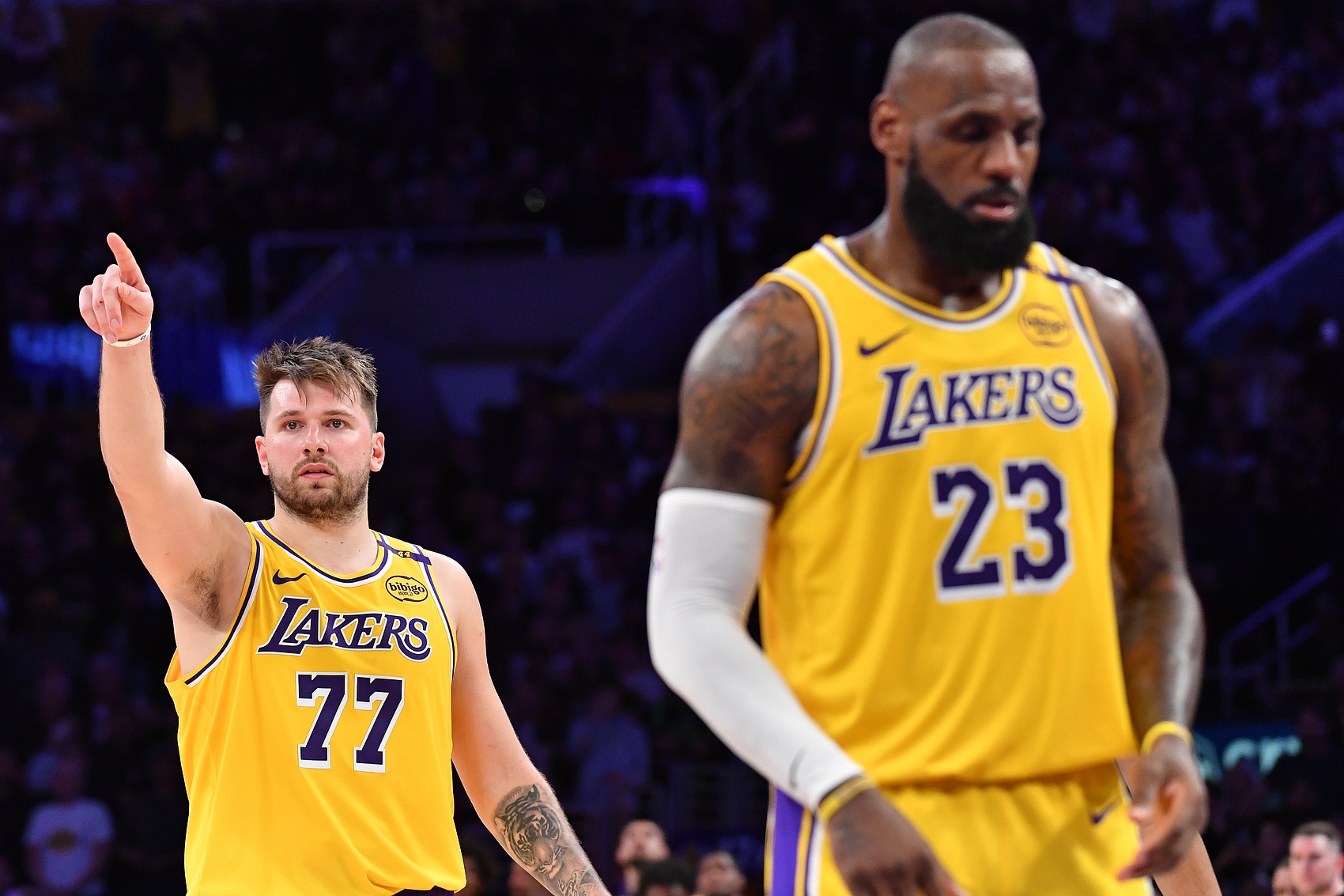 慢熱！首節(jié)湖人24投9中&命中率37.5% 三分9中2