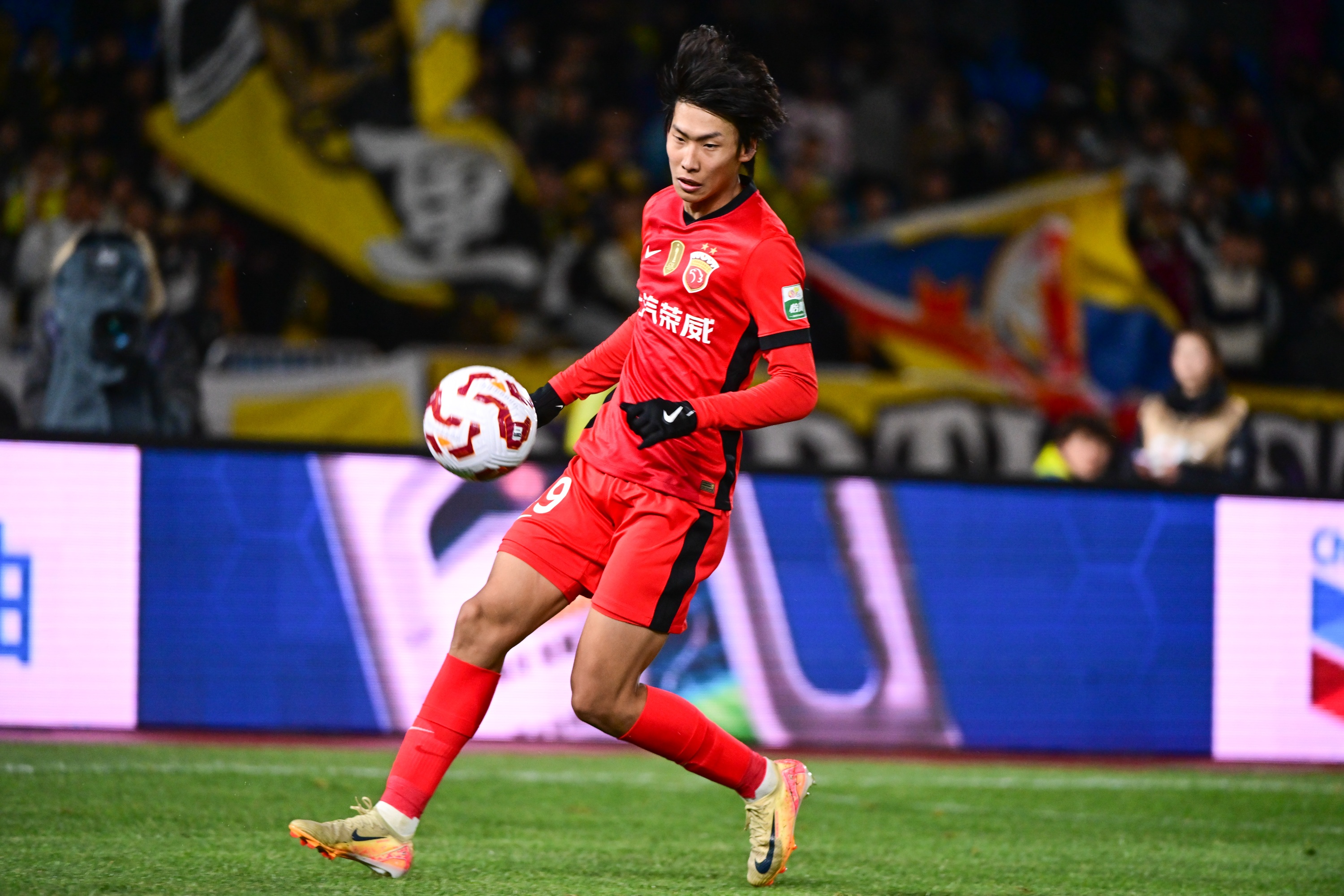 記者：從李新翔在兩個(gè)聯(lián)賽數(shù)據(jù)來看，中超也就中乙水平？