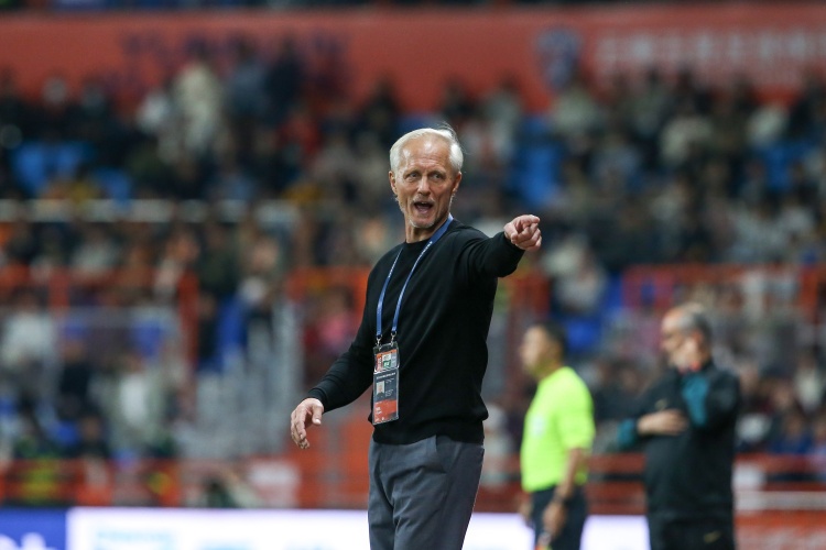 玉昆主帥：沒有哪個(gè)中國(guó)前鋒像奧斯卡那樣能進(jìn)球！為何不給他護(hù)照