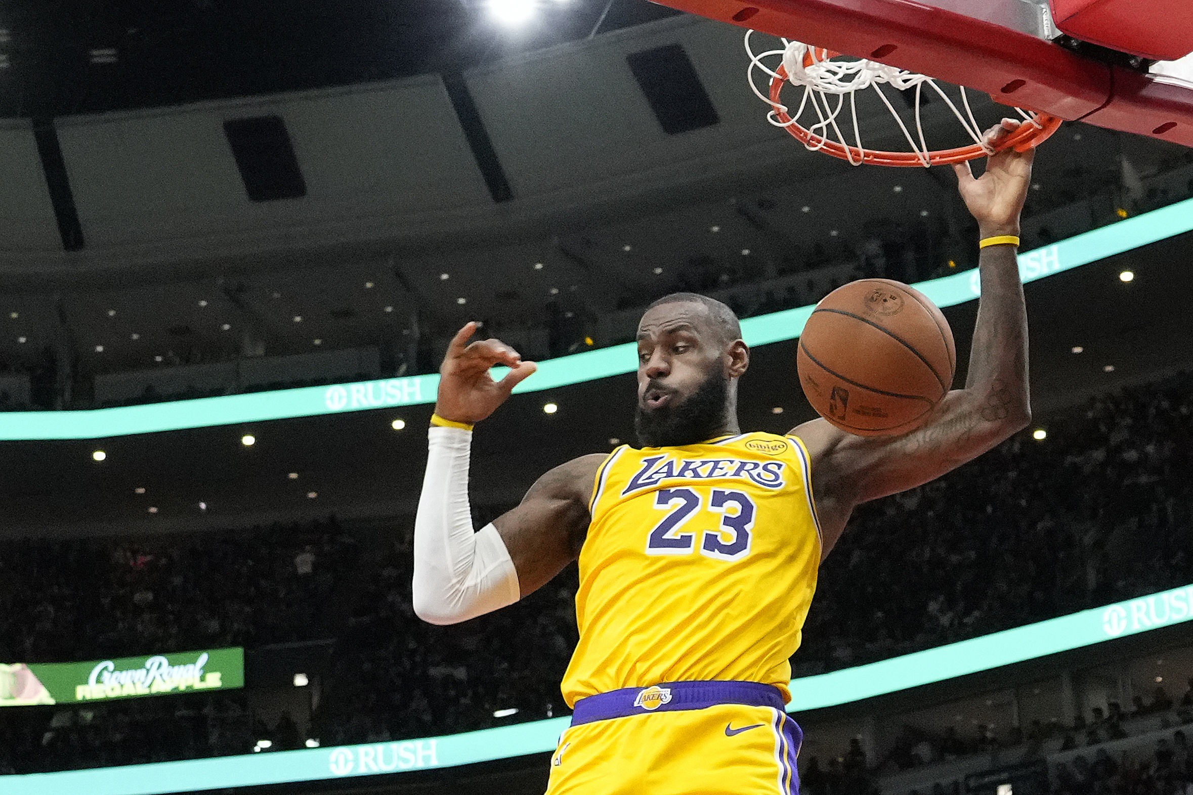 以身作則！詹姆斯上半場13中6得14分1板4助2斷 兩次造進(jìn)攻犯規(guī)