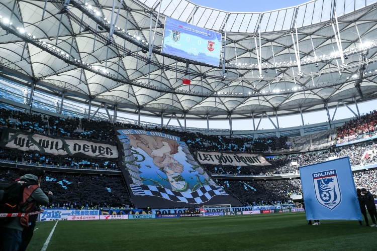 霸氣！東北德比前大連英博升起巨幅tifo——我們是大連