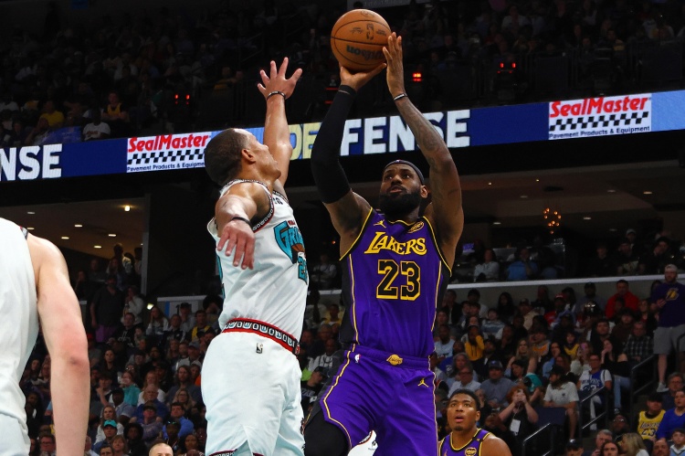 詹姆斯東契奇里夫斯均砍下25+5+5 且命中2+三分 歷史首個(gè)三人組