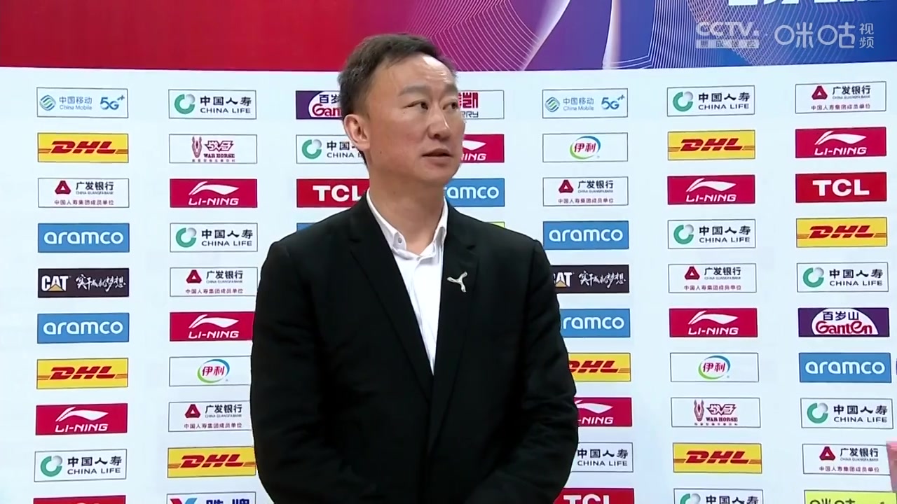 笑容治愈系列！維金斯、李凱爾和前勇士隊友寒暄暢聊