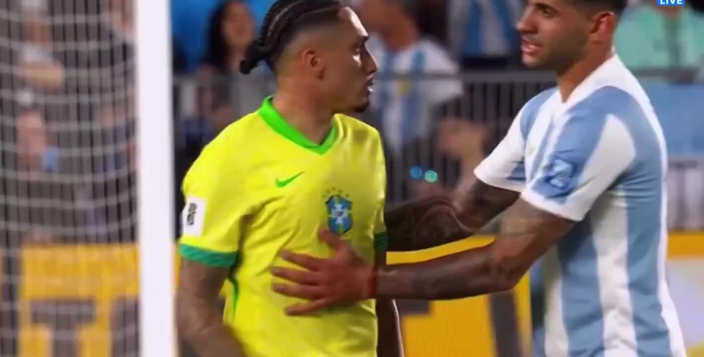 獲稱贊！拉菲尼亞與帕雷德斯等人沖突時(shí)，恩德里克趕忙把他拉開